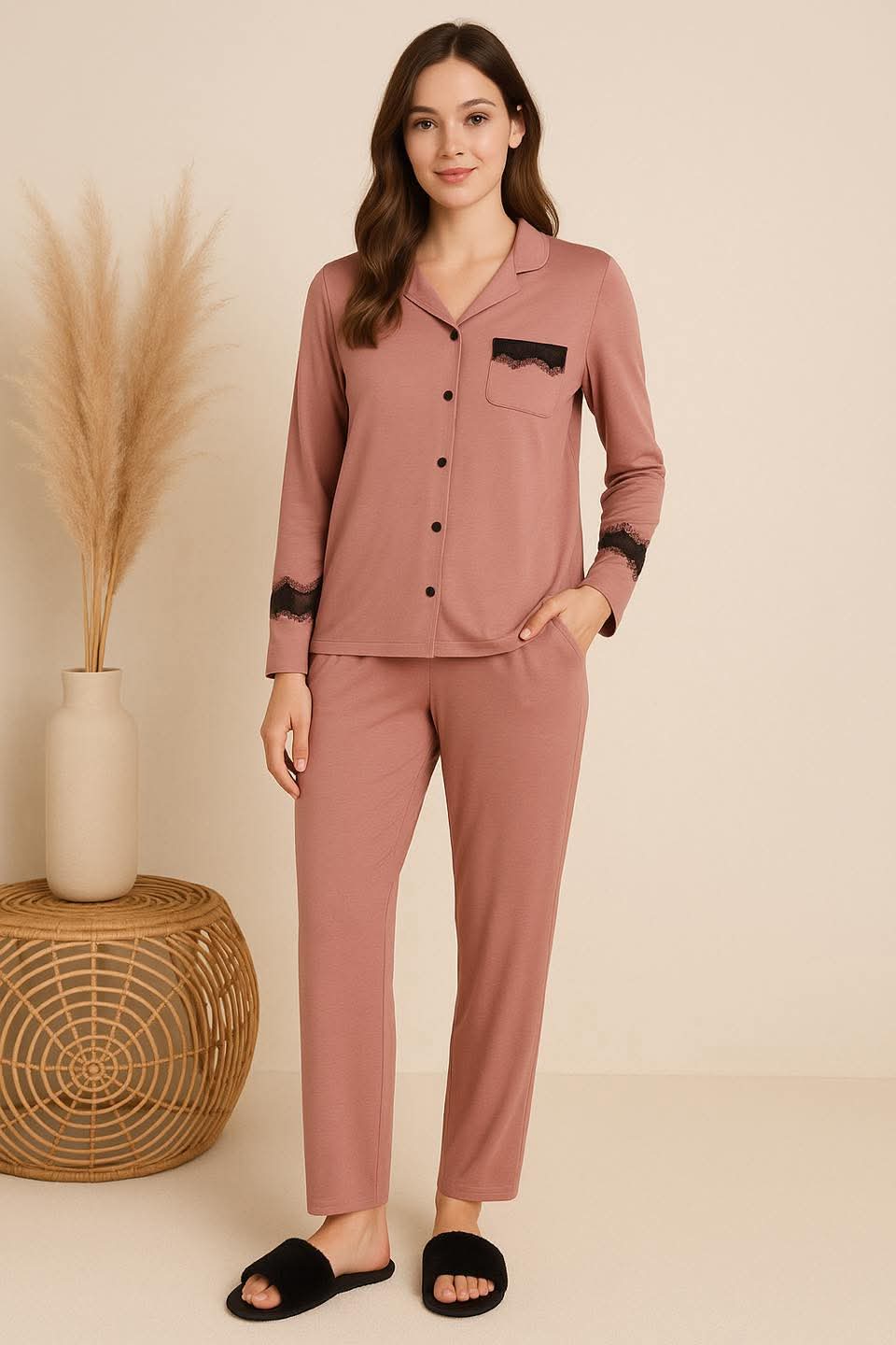 IMG-20250903-WA0005.jpg Pyjama Rose poudré avec Dentelle discrète – Image 1