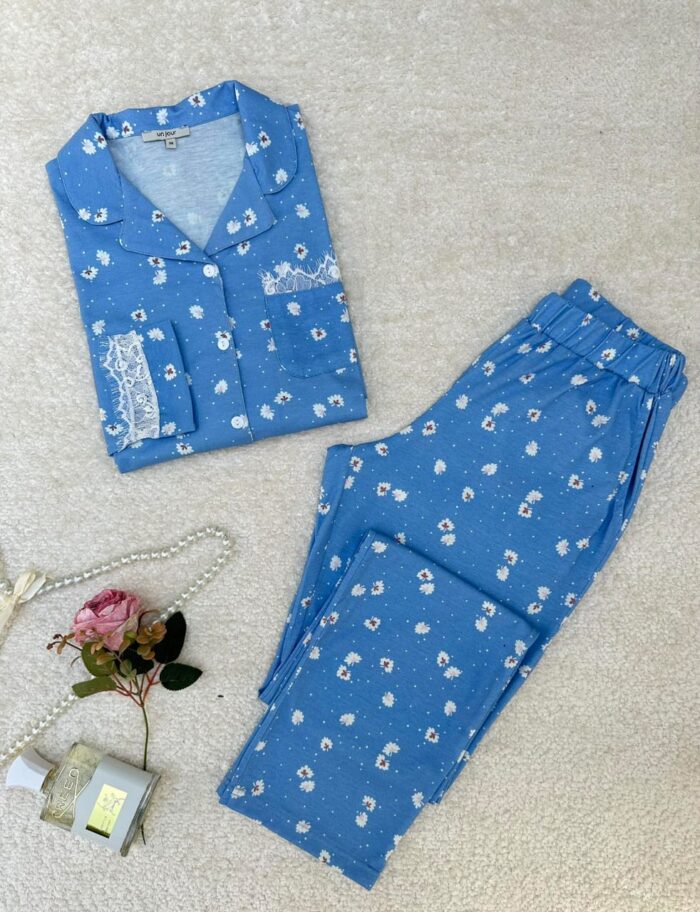 Pyjama  bleu fleuri avec Dentelle discrète – Image 2