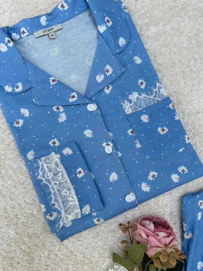 Pyjama  bleu fleuri avec Dentelle discrète – Image 3