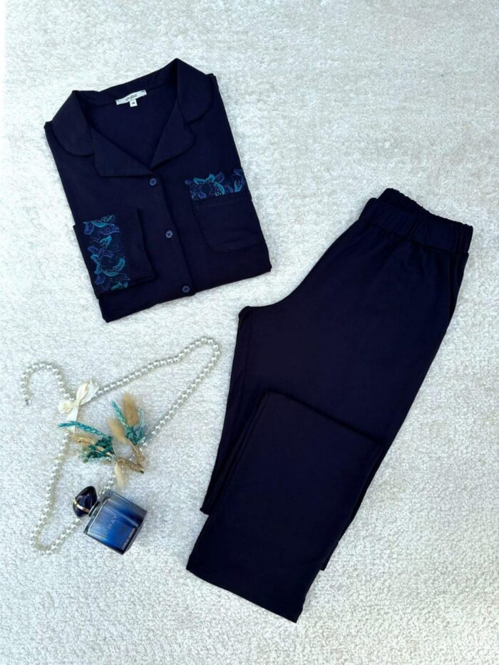 Pyjama bleu marine avec Dentelle discrète – Image 2