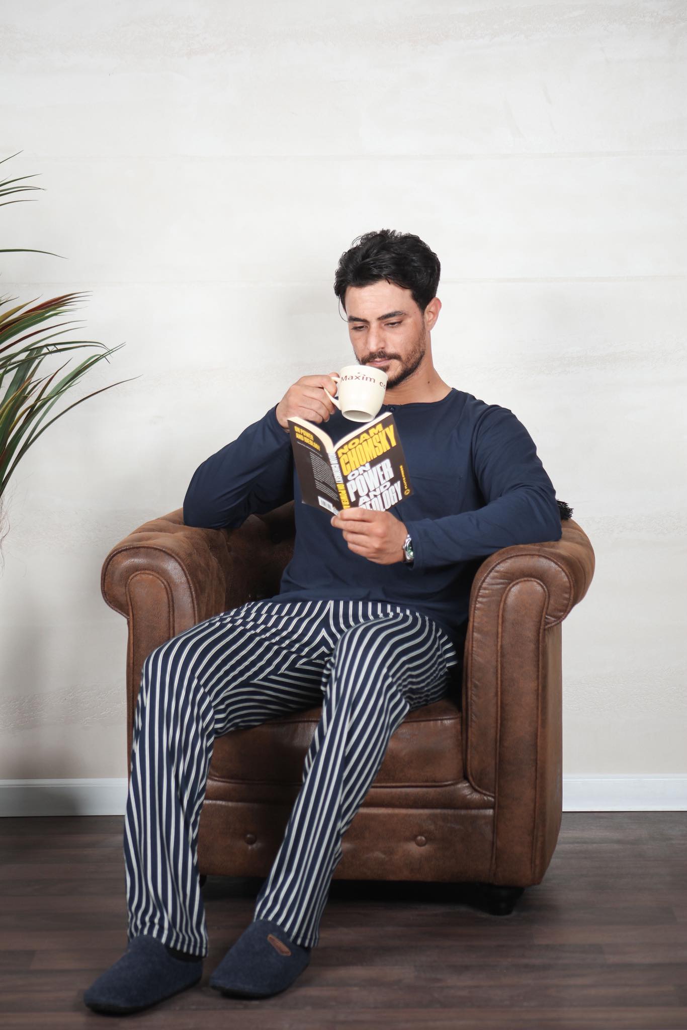 IMG-20251006-WA0030.jpg PYJAMA HOMME PULL MANCHES LONGUES MARINE PANT IMPRIME RAYE – Image 1
