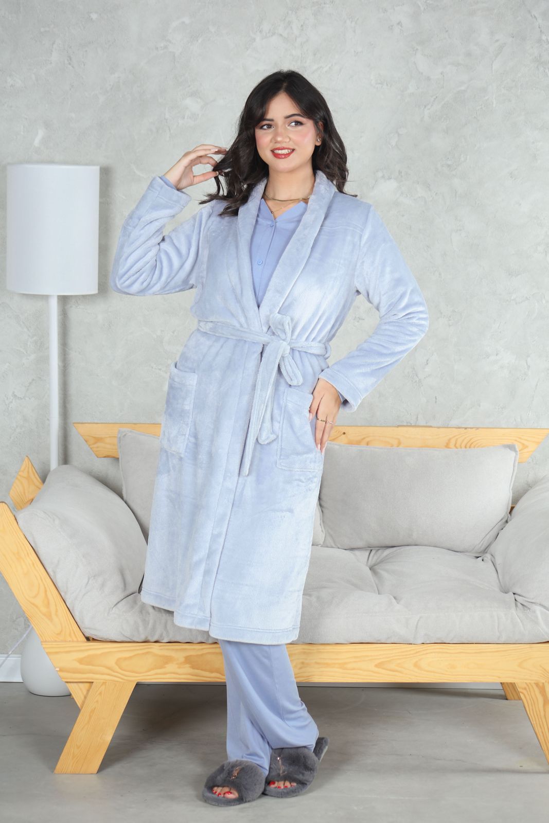 IMG-20251022-WA0011.jpg PYJAMA FEMME 3 P CHEMISE +PANTALON UNI +RB POLAIRE BLEU PERLE – Image 1