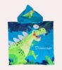 « Poncho de bain enfant avec capuche, motif dinosaure vert à taches foncées et piques blancs, fond bleu décoré de feuillages, inscription “Dinosaur” en bas à droite. »