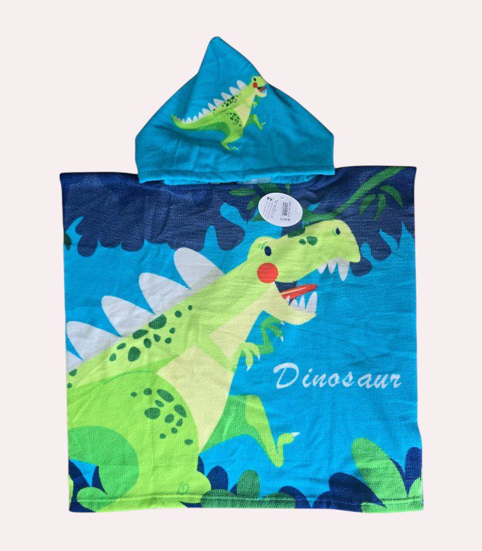 « Poncho de bain enfant avec capuche, motif dinosaure vert à taches foncées et piques blancs, fond bleu décoré de feuillages, inscription “Dinosaur” en bas à droite. »