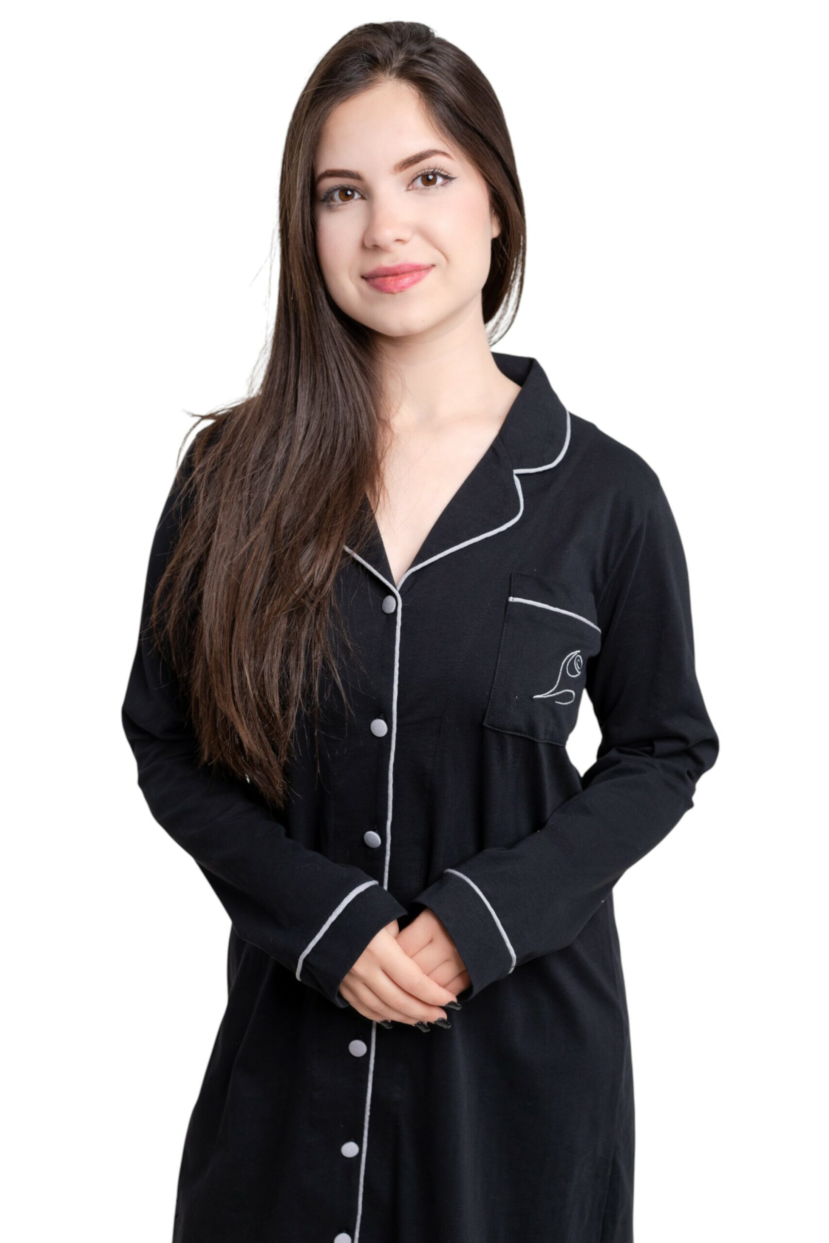 Robe-Chemise-Elene-en-Coton-Motif-Floral-Liseres-Contrastes-Noir-4-scaled-1-scaled-1.jpg PYJAMA ROBE CHEMISE 100 % Coton NOIR – Image 1
