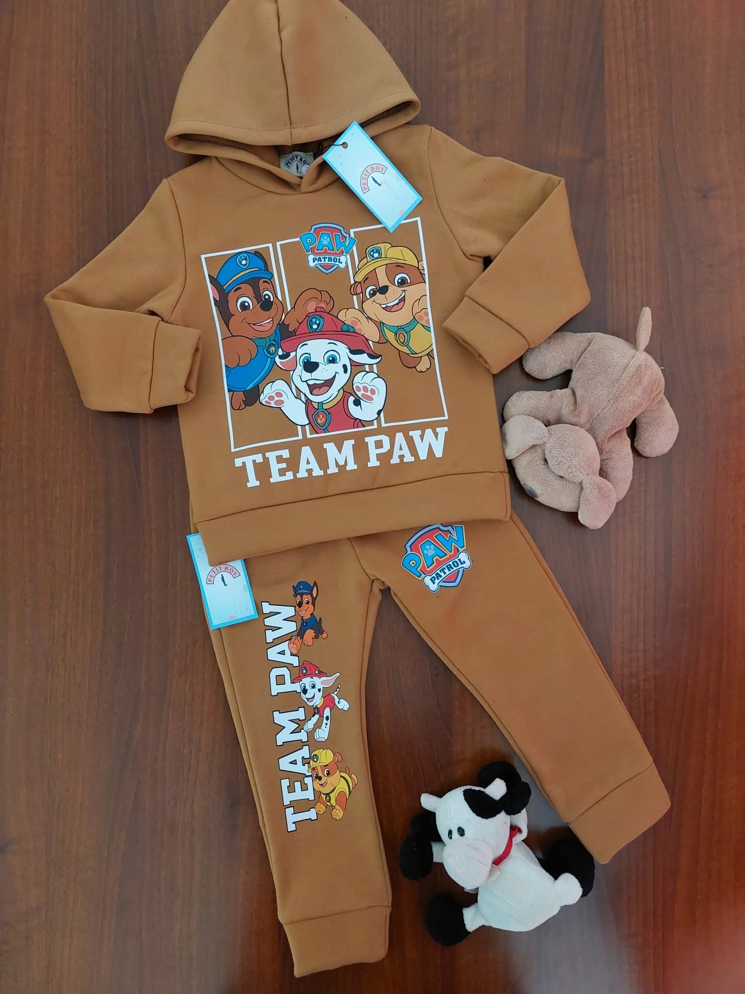 WhatsApp-Image-2025-12-03-a-09.18.32_1ebcff21.jpg JOGGING GARCON CAMEL – Image 1