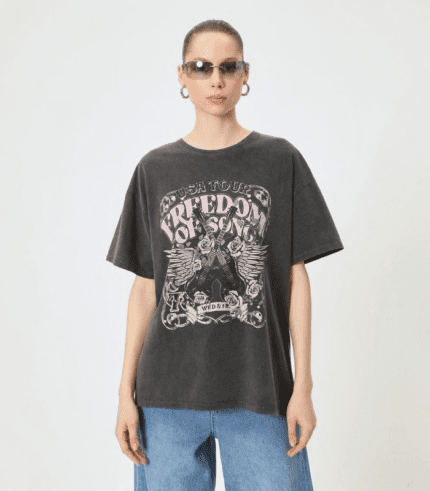T-shirt beige femme imprimé rock USA TOUR FREEDOM ROCK WILD & FREE T-shirt beige manches courtes avec motif guitare et roses vintage Haut femme coton beige style rock chic avec imprimé guitare et roses